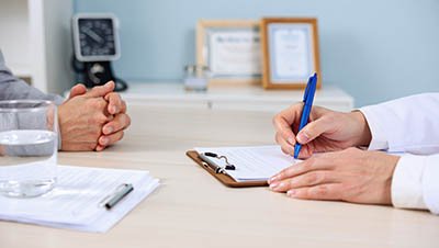 Врач консультирует пациента