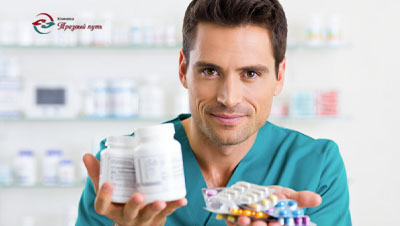 Врач держит в руках различные лекарства